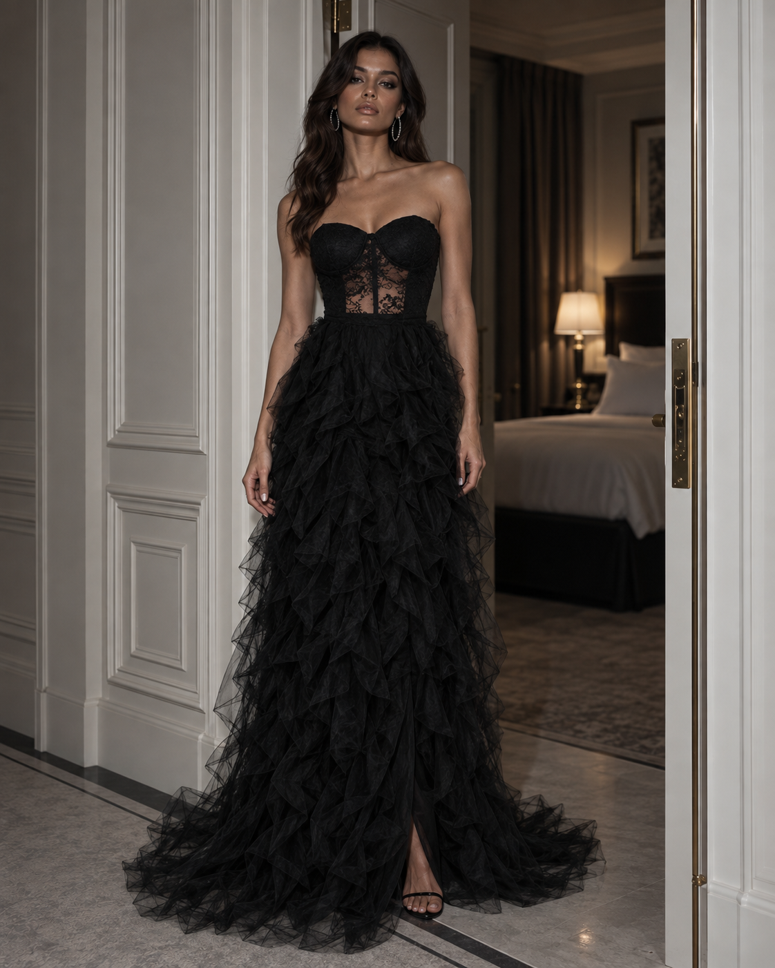 Robe de soirée noire bustier longue avec dentelles ajourée fendue