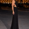 Robe noire longue drapée Vendetta portée de profil